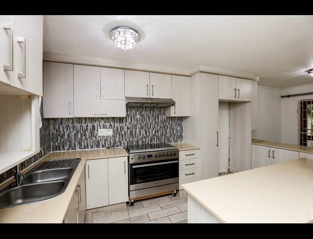 3 BEDROOM TOWNHOUSE TO LET IN MANOR GARDENS